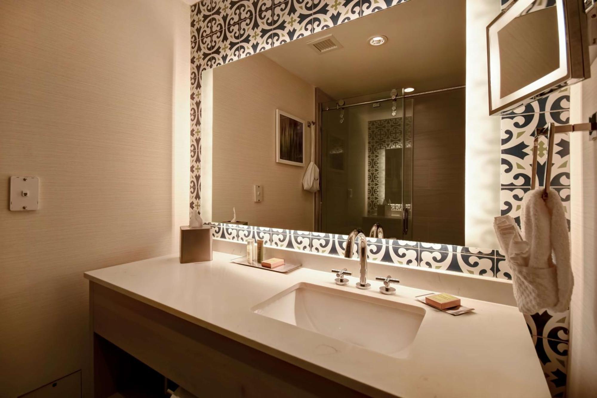 Hotel Doubletree By Hilton Oceanfront Virginia Virginia Beach